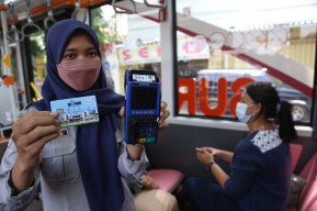 Cukup Tempelkan Kartu Kini Bisa Naik 'Suroboyo Bus'