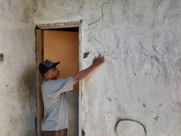 Diduga Dampak Proyek Pembangunan, Rumah Warga di Surabaya Rusak