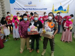 Teladani Rasulullah SAW, Yayasan Hidayah Umat Berbagi Sembako kepada Yatim dan Dhuafa