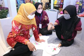 Dukungan Pengembangan Usaha, Gubernur Khofifah Ajak Swasta Gandeng Pelaku UKM Disabilitas