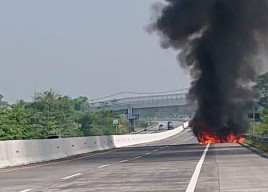 Truk Pengangkut Bahan Bakar Minyak Terbakar di Ruas Tol Pandaan-Malang