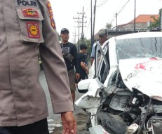 Seruduk Truk di Jalan Driyorejo Gresik, Sopir Mobil ini Alami Patah Tulang