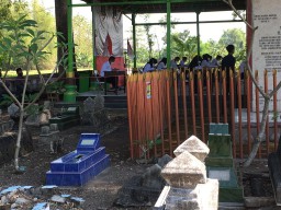 Foto Viral : Seleksi Perangkat Digelar di Tengah Kuburan