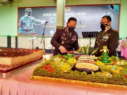 HUT TNI ke 76, Kapolres Bawa Tumpeng ke Makodim 0813/Bojonegoro