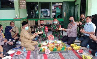 Kapolsek Driyorejo Jalan Kaki Bawakan Tumpeng HUT TNI Ke-76 Untuk Koramil