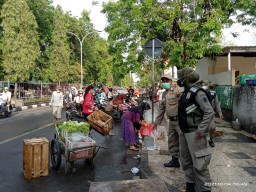 PKL di Depan Pasar Baru Gresik Diobrak, Satpol PP Amankan 5 KTP