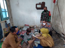 Dua Lansia  Sebatang Kara di Gresik Terima Vaksin dan Bantuan