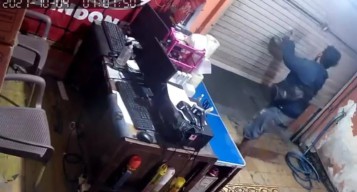 Maling di Surabaya Kebangeten, Sandal Pun Diembat