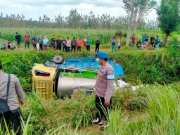 Gagal Nanjak, Dua Truk Terjun Bebas ke Saluran Irigasi