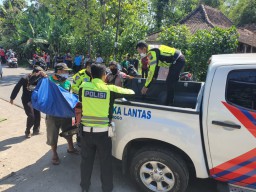Makan Marka Jalan, Truk Tersengol Sepeda Motor, 1 Orang Tewas