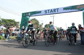 Buka Porkab ISSI, Gus Muhdlor Jajal Lintasan Arena Balap Sepeda