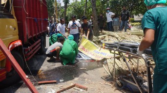 Truk Pengangkut Tebu Terguling, Timpa Pemotor di Tulungagung Hingga Tewas