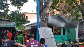 Akibat Konsleting Listrik, Rumah Makan di Gresik Terbakar