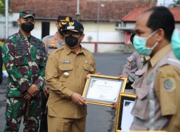 Dianggap Mampu Kendalikan Kasus Covid-19, Sejumlah Tokoh di Tulungagung Dihadiahi Penghargaan