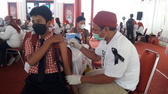OJK Targetkan Vaksinasi Masal untuk 10 Juta Jiwa Sampai Akhir Tahun