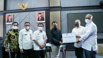 Pemprov Jatim Terima Bantuan Ventilator dan Beasiswa Bagi Anak Terdampak Covid-19 dari IA-ITB