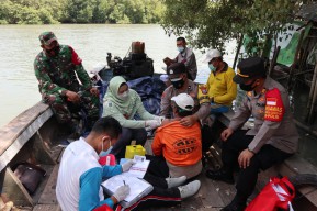 TNI-Polri di Gresik Blusukan Jalankan Vaksinasi Gratis Bagi Nelayan Sambil Bagikan Sembako