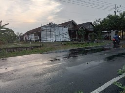 Sejumlah Rumah dan Kandang Ayam di Cerme Disapu Puting Beliung