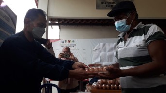 Pulang Vaksin, Lansia Tulungagung Bawa Pulang Telor Ayam