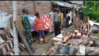 Babinsa dan Bhabinkamtibmas di Tulungagung Jemput Lansia Untuk Vaksinasi