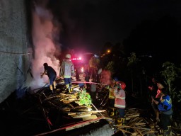 Buang Puntung Rokok Sembarangan, Bakar Tumpukan Kayu Pinus