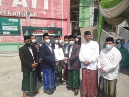 PCNU Gresik Terima Sertifikat Balai Rukyat dan Mobil Ambulance