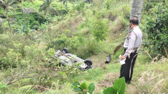 Tak Kuat Menanjak, Mobil BMW Terjun Bebas di Jurang Ngebel Ponorogo