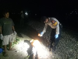Pria Gunakan Kaos Nasi Pecel dan Rawon Pak Tomo Tewas Tertabrak KA Singasari