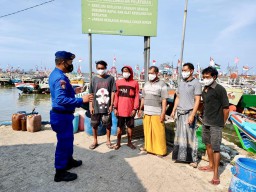 Satpolairud Polres Gresik Duduk Bersama Nelayan Sosialisasi Larangan Penggunaan Trawl 