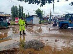 Humanis, Kapolsek Besuki Pimpin Kerja Bakti di Wilayahnya Pasca Banjir Ancar