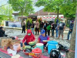 Lintas Komunitas, Bagikan Sarapan Gratis Untuk Pengguna Jalan di Tulungagung