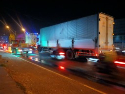 Ngawur" Parkir Truk, Rawan Laka PT YPS Dikeluhkan Pengendara