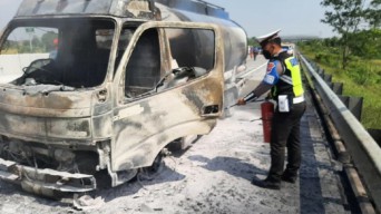 Truk Tangki Bermuatan Solar Terbakar di Tol Pandaan-Malang