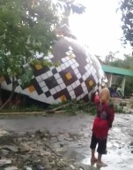 Diterjang Angin, Kubah Masjid Jumbo di Bojonegoro Terjatuh di Halaman Rumah Warga