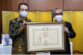 Rektor UNUSA Raih Penghargaan Bintang Jasa dari Pemerintah Jepang