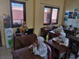 Awasi Murid dari Rumah, Guru SD YIMI Bekali Siswa dengan Program Laporan Harian