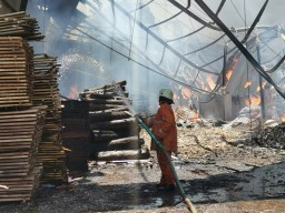 Diduga Karena Overheat, Pabrik PT Karya Mandiri Gresik Terbakar