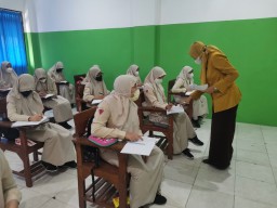 Menilik Sistem Pembelajaran di SMP  YIMI Ada Kelas Khusus Bahasa Inggris Bagi Guru dan Siswa