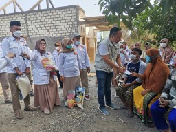 DPC Gerindra Berikan Bantuan Sembako Beserta Kepengurusan Berkas Hilang Korban Rumah Kebakaran di Wringinanom 