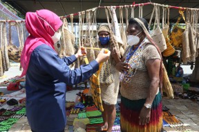 Diminta Bantu Promosikan Produk UKM Papua, Begini Respon Gubernur Khofifah
