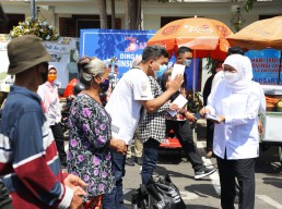 Loper Koran Hingga Tukang Becak di Surabaya Dapat Bantuan dari Gubernur Khofifah