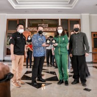 Atlet Bulutangkis Jember Raih Medali Emas, Bupati Serahkan Hadiah Rp50 Juta