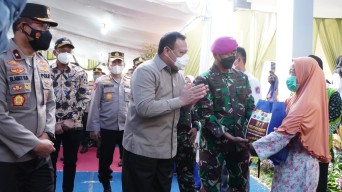 Tinjau Vaksinasi di Sidoarjo, Ketua KPK Firli Bahuri Berikan Apresiasi