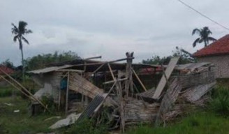 Tower Roboh dan Delapan Rumah Rusak Usai Angin Kencang di Pamekasan