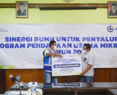 PTPN X Bersama Jasa Marga Salurkan Modal ke Petani Tebu di Jombang