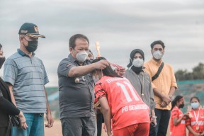Bupati Jember Serahkan Piala Turnamen Sepak Bola Wanita