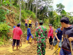 30 Orang sudah Dievakuasi, 26 Kendaraan Masih Terjebak Longsor