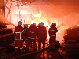 Pabrik Mebel di Jalan Mastrip Surabaya Terbakar, Kerugian Capai Miliaran Rupiah