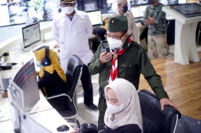 Pakai Dresscode Pejuang Veteran, Wawali Armuji Tinjau Pusat Pengaduan Warga Surabaya