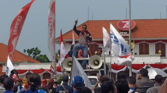 Tuntut Kenaikan UMP, Ribuan Buruh Turun Aksi di Depan Gedung Grahadi